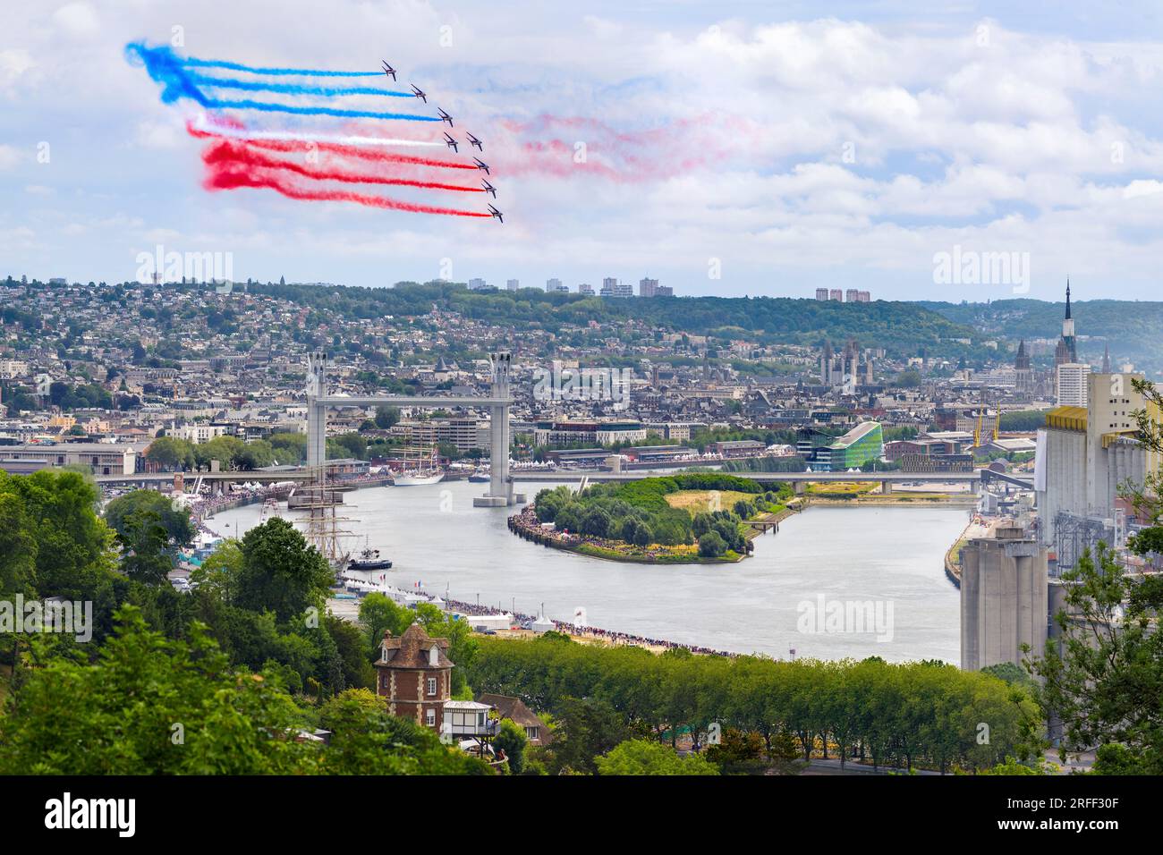 France, Seine-Maritime, Canteleu, Armada 2023, vue surélevée sur Rouen et le Pont Gustave Flaubert, départ du grand voilier indonésien Bima Suci et de la frégate russe Shtandart Banque D'Images