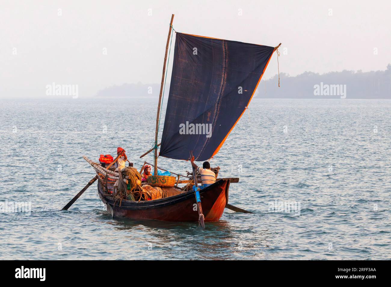 Bateau de pêche local sur une crique de Sunderbans, Sunderbans, Delta du Gange, Baie du Bengale, Inde Banque D'Images