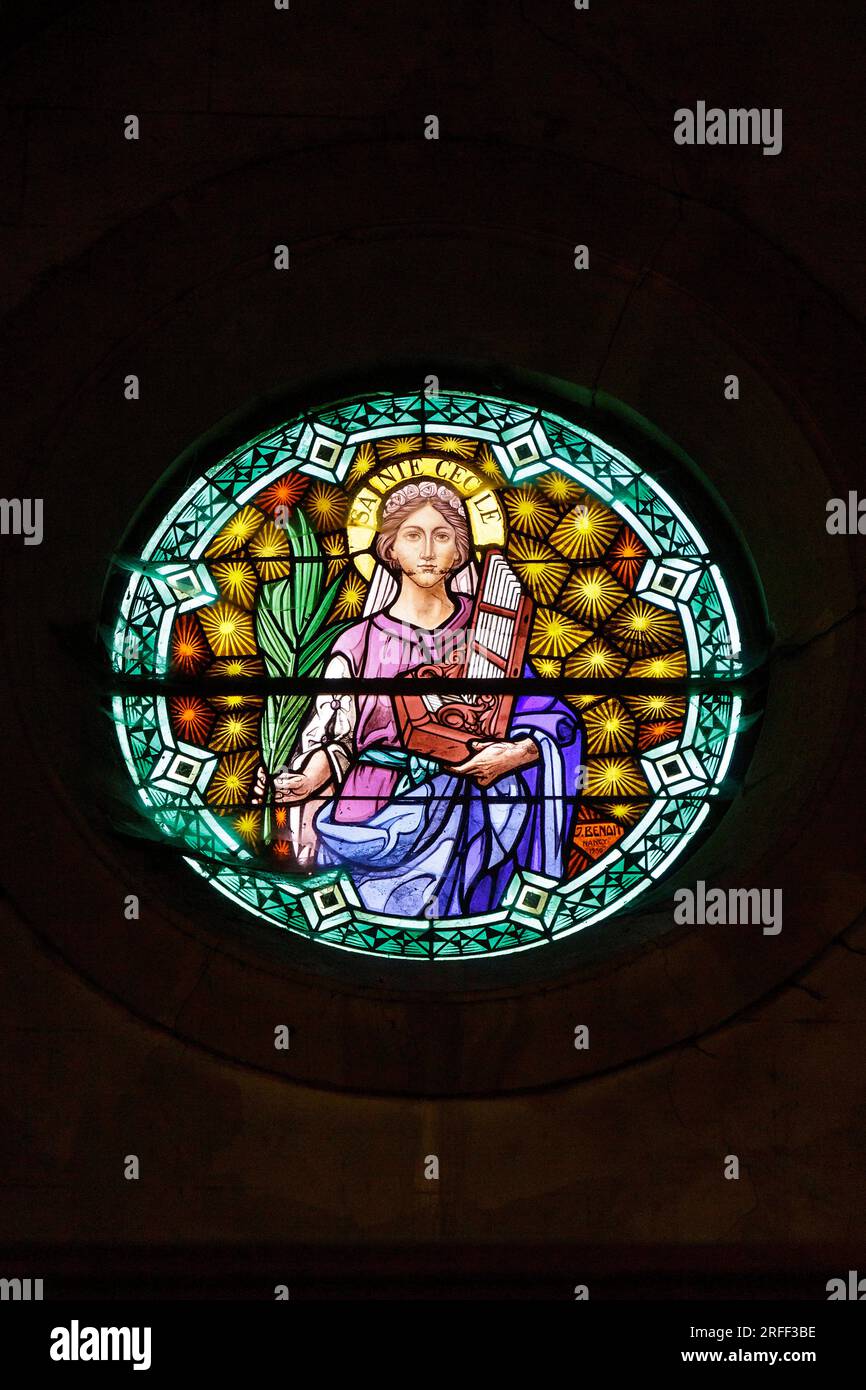 France, Meurthe et Moselle, Jarville la Malgrange, église du Sacré-cœur construite en 1878, vitrail des maîtres verriers Georges Janin et Joseph Benoit en 1922 représentant le portrait de sainte Cécile patronne de la musique sacrée et des musiciens Banque D'Images