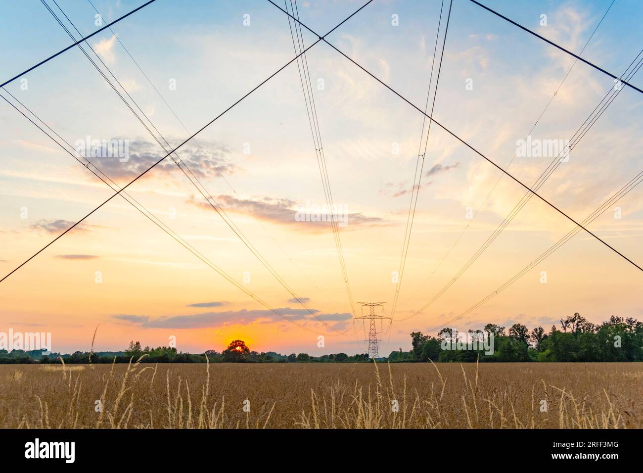 France, Loiret, Ouzouer sur Loire, ligne électrique haute tension au coucher du soleil Banque D'Images