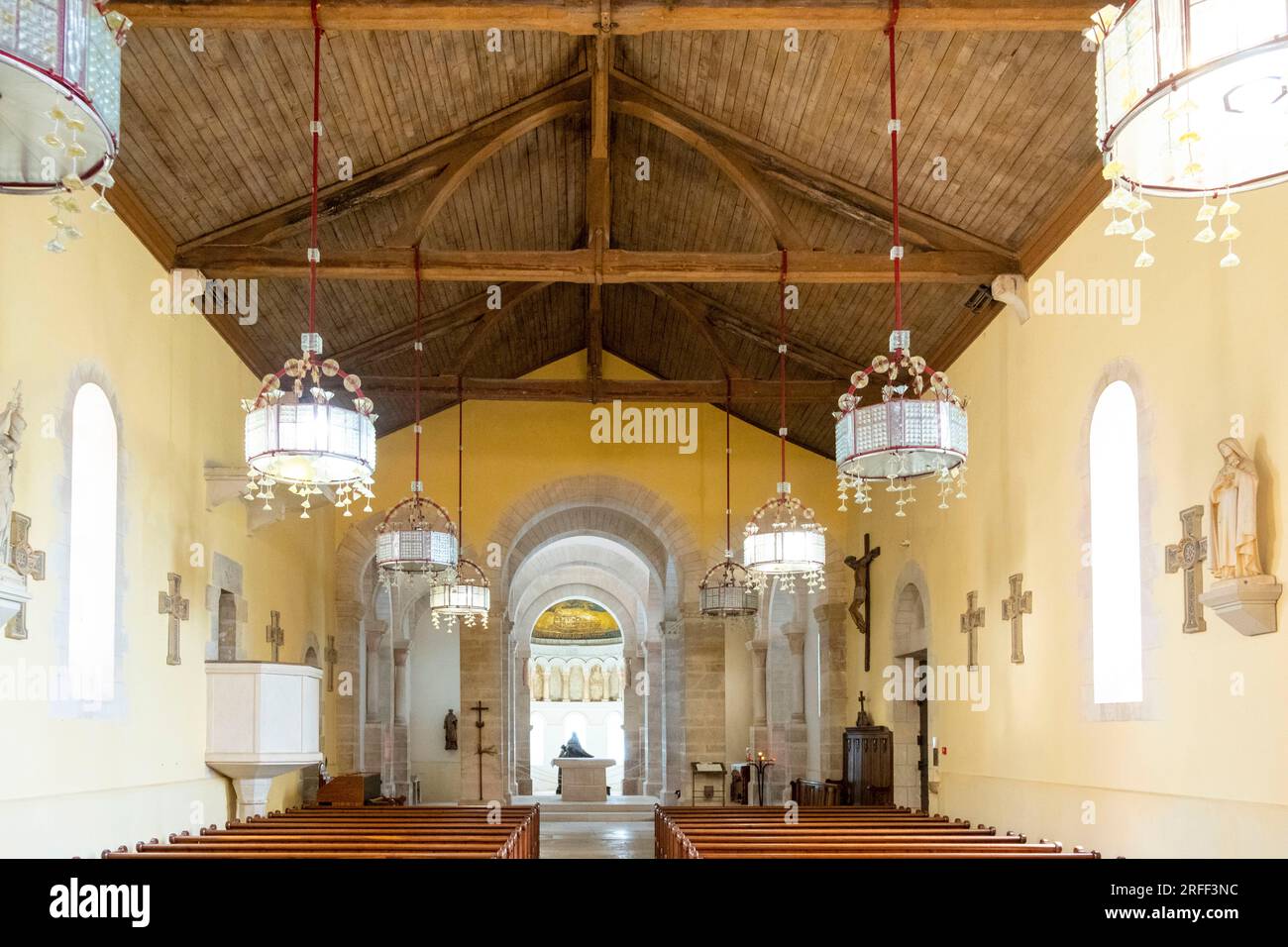 France, Loiret, Vallée de la Loire classée au patrimoine mondial de l'UNESCO, Germigny des Prés, oratoire carolingien ou église de la très Sainte Trinité, Pieta en chêne de l'école bourguignonne (16e siècle) et seule mosaïque byzantine (9e siècle) en France avec deux anges entourant l'arche de l'Alliance Banque D'Images