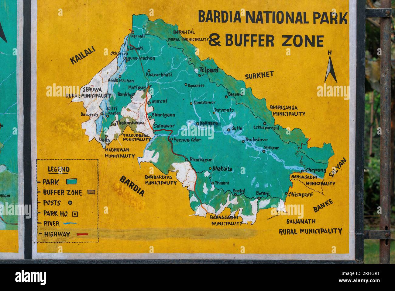 Népal, région du Teraï, Parc national de Bardia ou Bardiya, panneau d'information, carte du parc national à l'entrée principale du village de Thakurdwara Banque D'Images