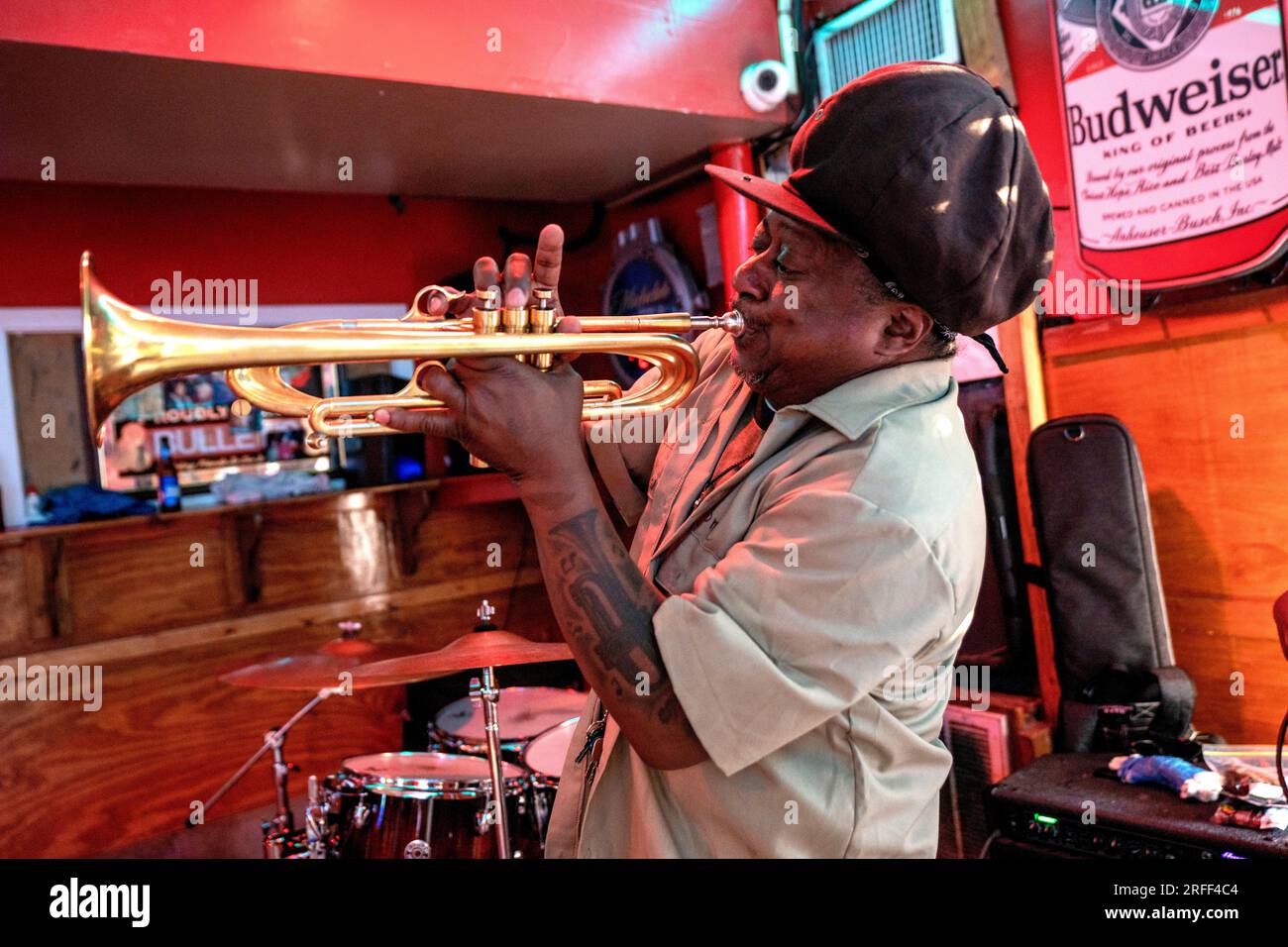 États-Unis, Louisiane, Nouvelle-Orléans, région de Treme, trompettiste jazzman Kermit Ruffins jouant au Bullel's Sports Bar Banque D'Images