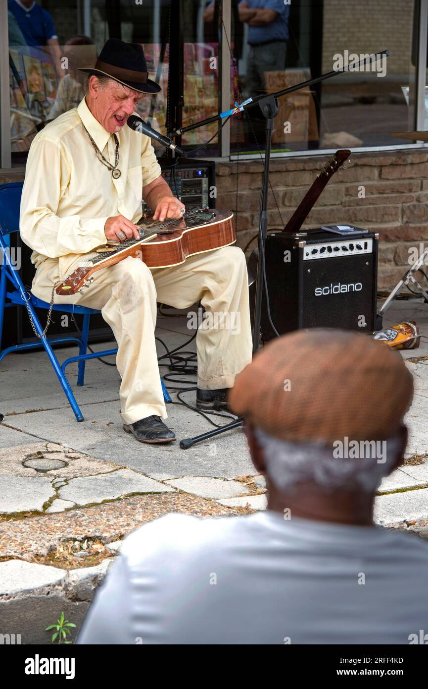 États-Unis, Mississippi, Clarksdale, Caravan Blues Fest, bluesman Watermelon Slim joue dans la rue Banque D'Images