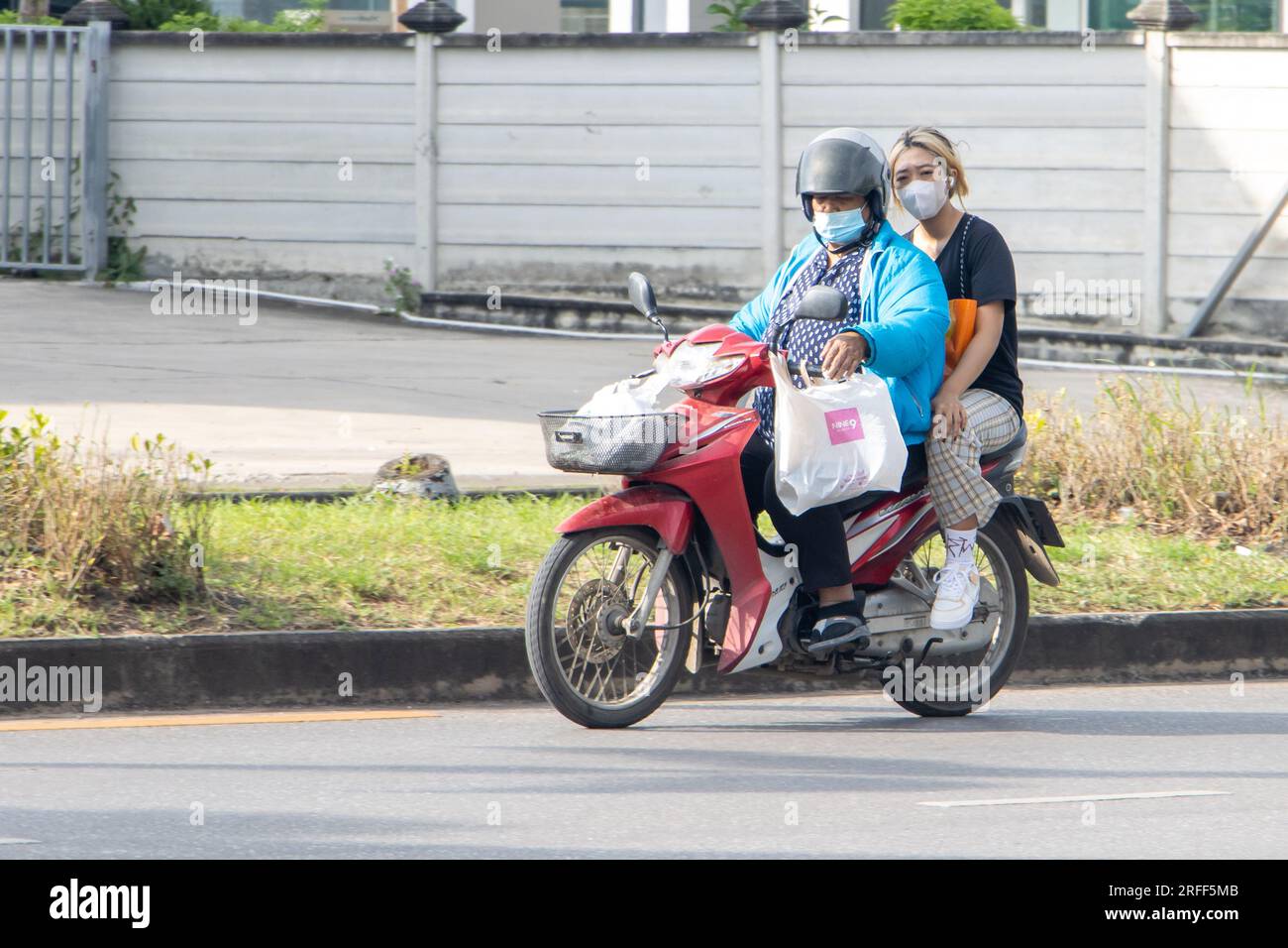 RATCHABURI, THAÏLANDE, octobre 18 2022, Une paire roule en moto dans la rue. Banque D'Images