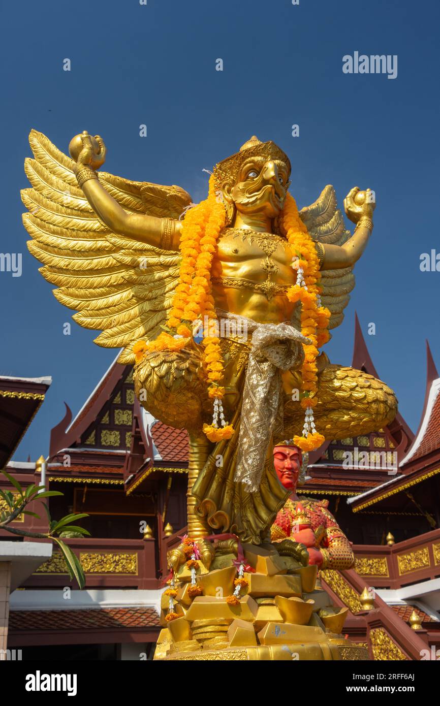 Statue de Garuda, oiseaux mythologiques aux ailes dorées, temple bouddhiste Wat Pho Thong, Bangkok, Thaïlande Banque D'Images