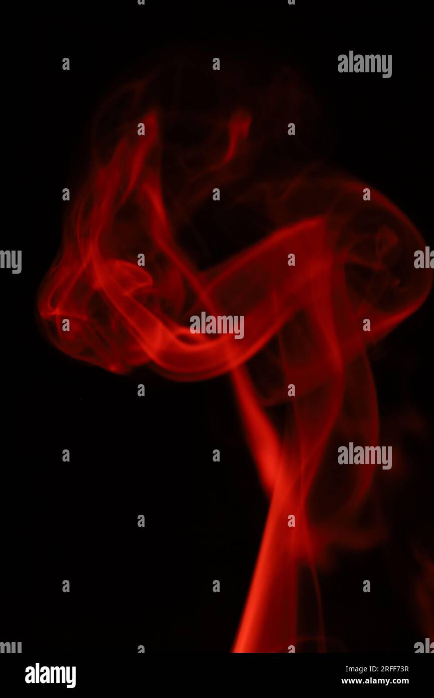 Fumée rouge sur fond sombre, motifs, abstrait brouillard rouge, photographie verticale Banque D'Images