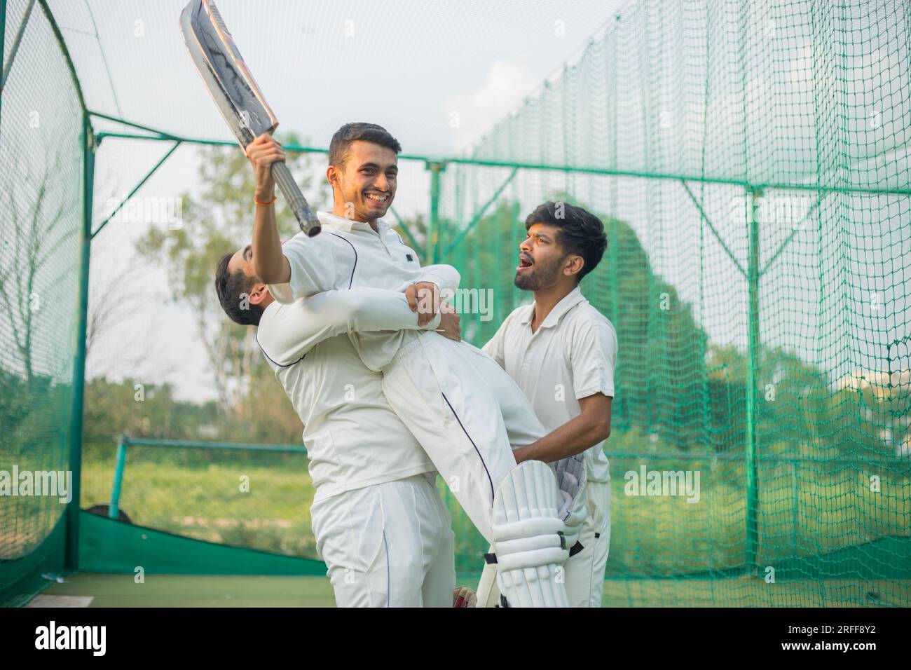 Joueurs de cricket célébrant leur victoire ou victoire sur le terrain de cricket Banque D'Images