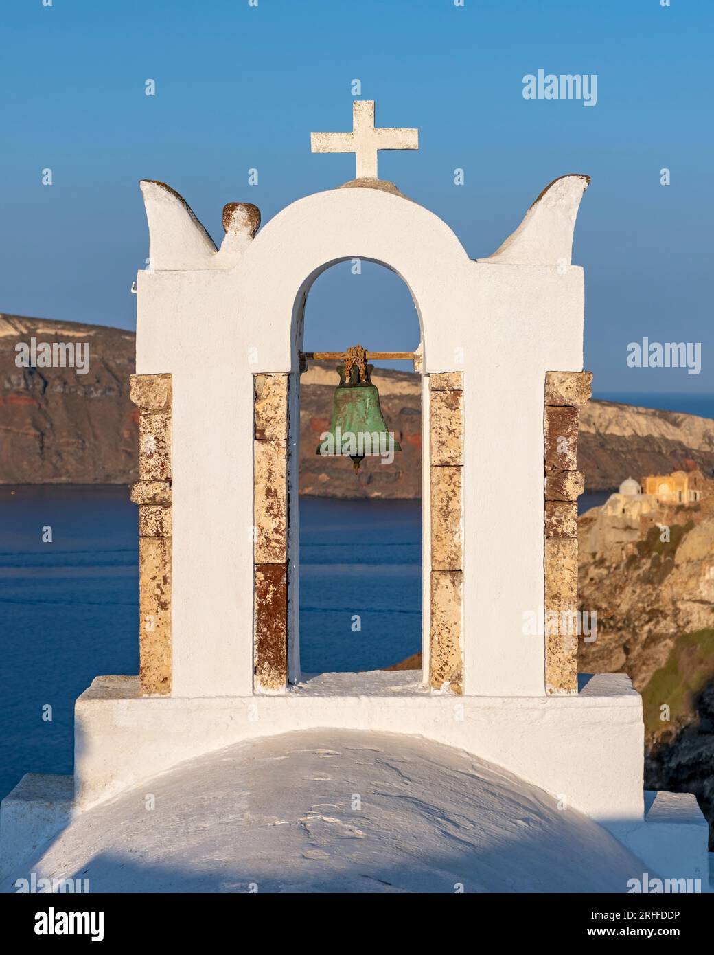 Beffroi blanc de la chapelle Saint-Jean-Baptiste, IA (Oia), Santorin, Grèce Banque D'Images