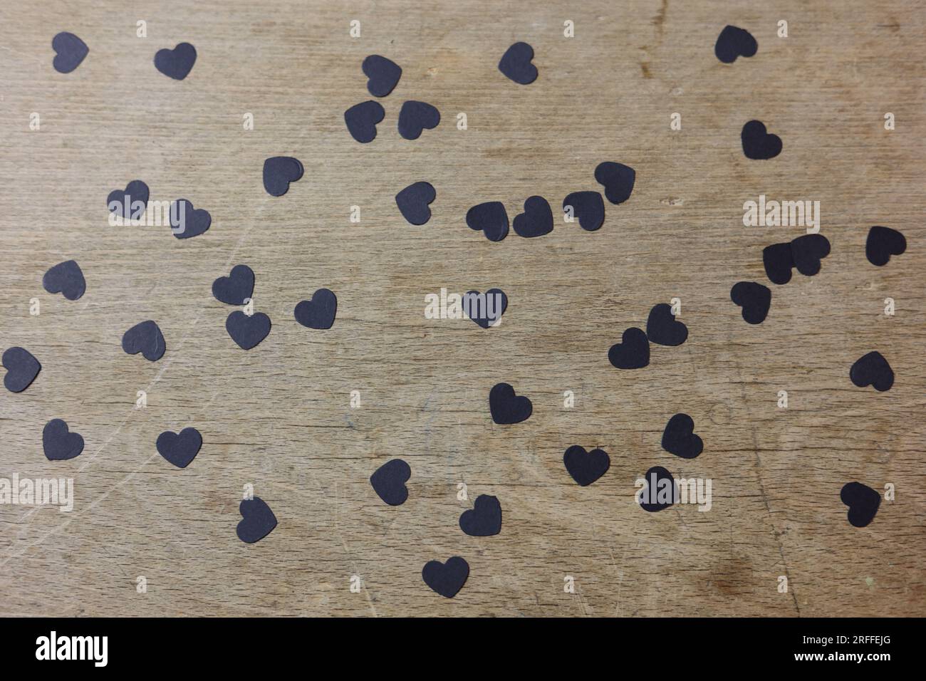 confettis en papier noir sur une table en bois Banque D'Images