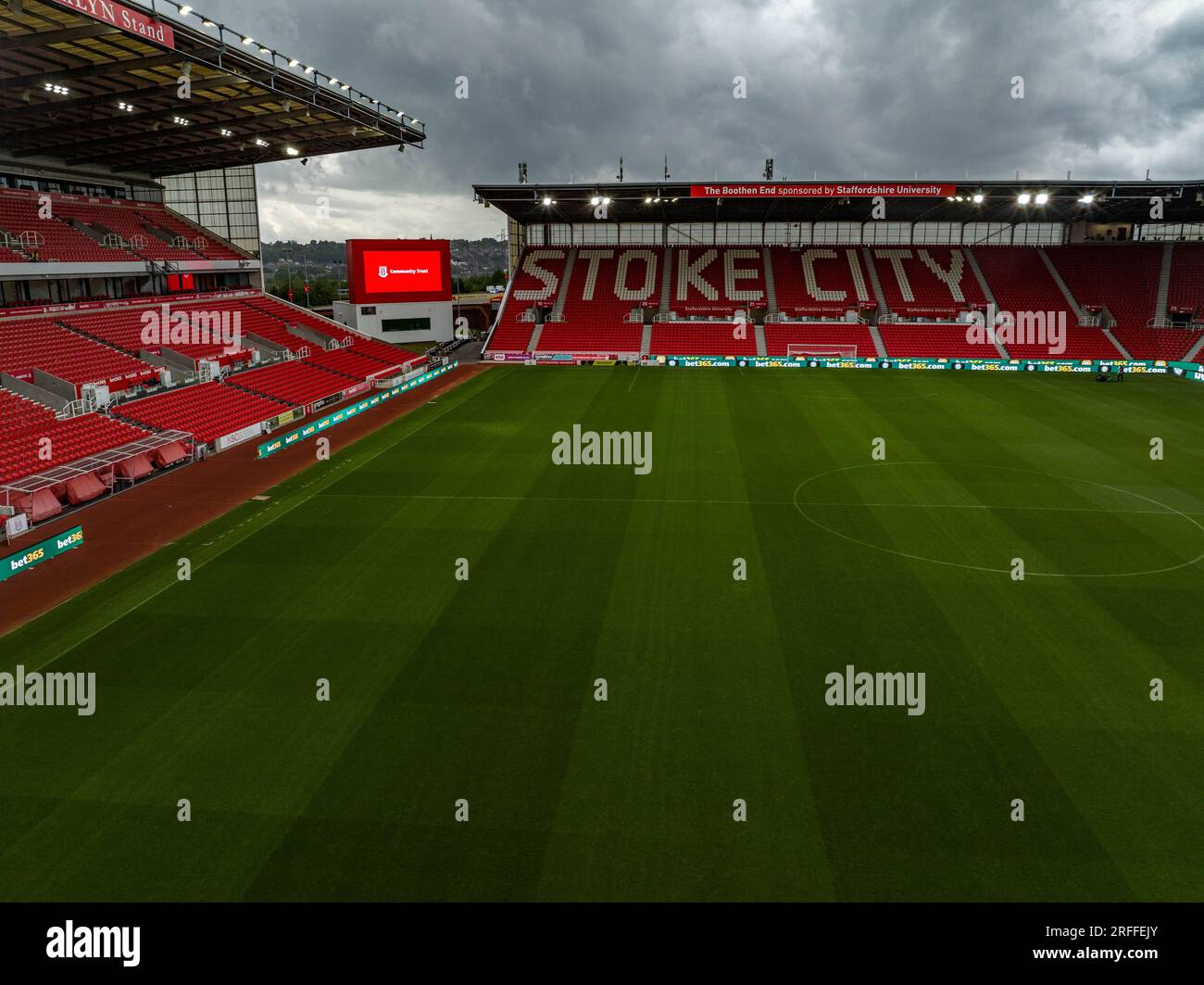 Soutenir Stoke City football Club Community Trust lance le nouveau maillot 2023 avec le logo Trust Drone Aerial Shots depuis les airs Banque D'Images