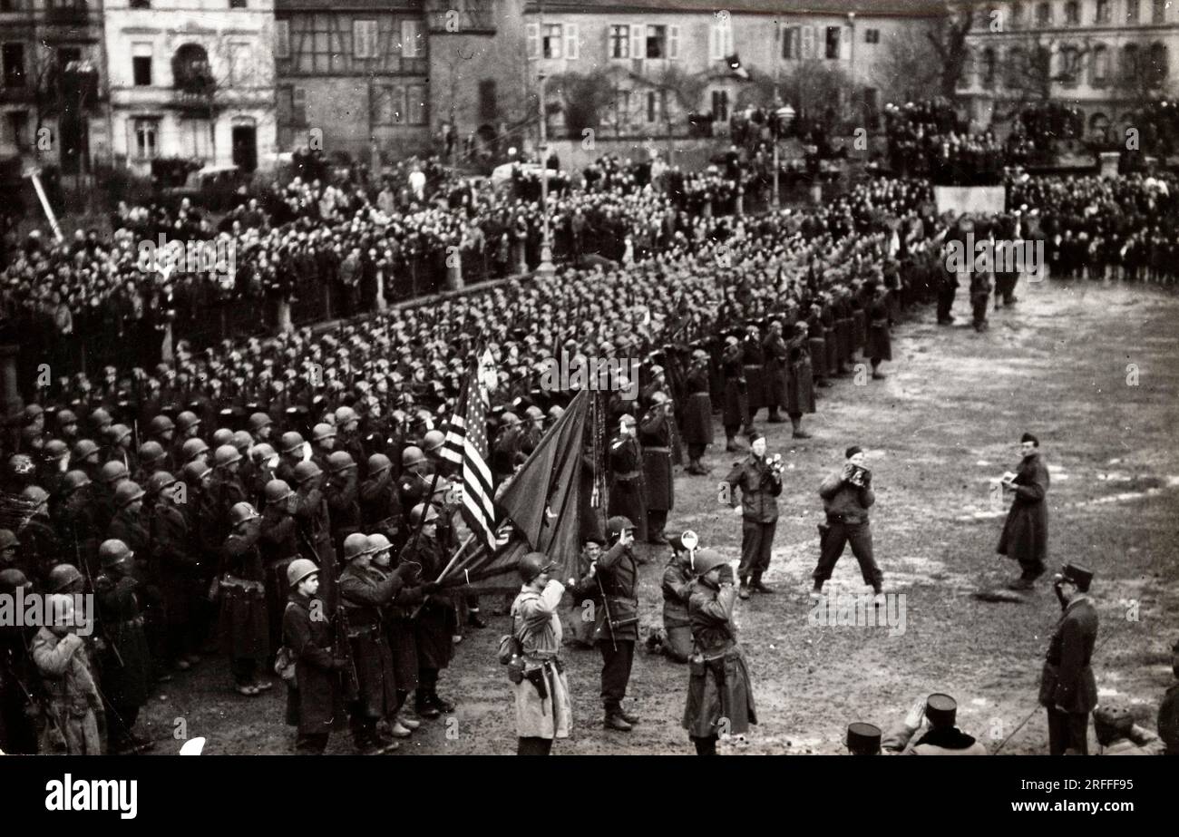 Voyage du général Charles de Gaulle (1890-1970) en Alsace, Colmar, revue des troupes - Photographie 12021945 Banque D'Images