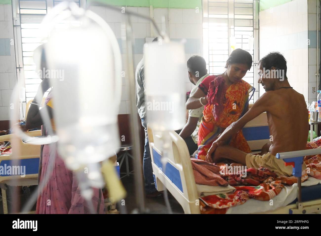 Les patients atteints de dengue reçoivent un traitement dans le service de dengue de l’hôpital Govind Ballabh Pant (GB Hospital), à Agartala. De nombreux cas de dengue ont été signalés à Dhanpur, dans le district de Sepahijala. Tripura, Inde. Banque D'Images