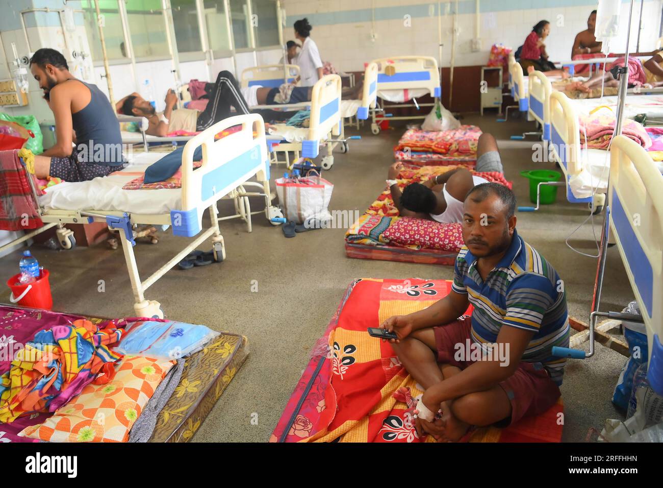 Les patients atteints de dengue reçoivent un traitement dans le service de dengue de l’hôpital Govind Ballabh Pant (GB Hospital), à Agartala. De nombreux cas de dengue ont été signalés à Dhanpur, dans le district de Sepahijala. Tripura, Inde. Banque D'Images