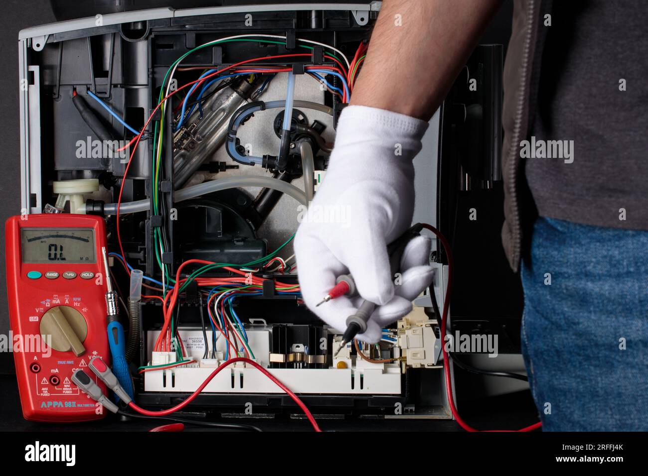 Pologne, Plewiska - 05 mai 2022 : réparation de machine à café : technicien au travail Banque D'Images