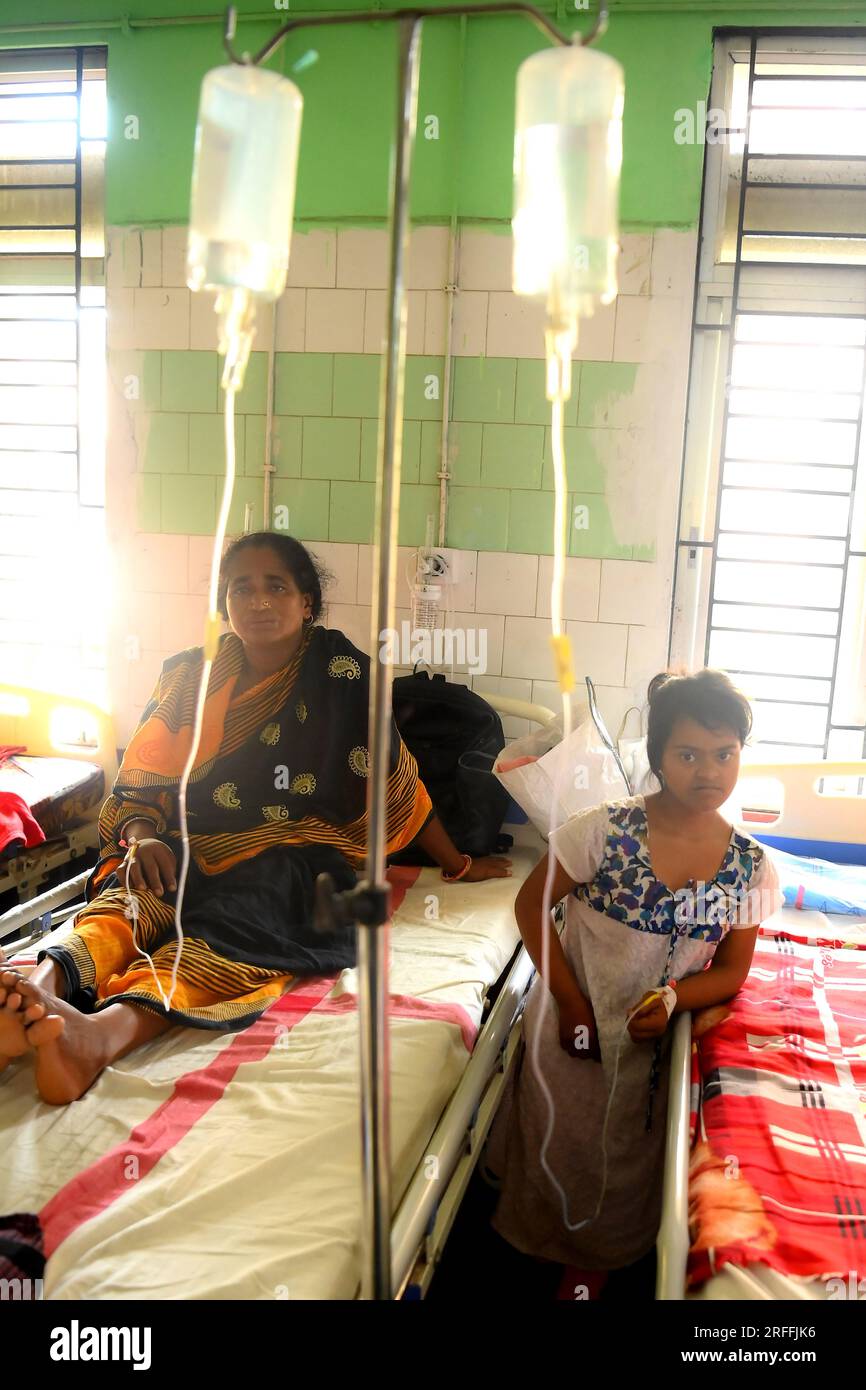 Les patients atteints de dengue reçoivent un traitement dans le service de dengue de l’hôpital Govind Ballabh Pant (GB Hospital), à Agartala. De nombreux cas de dengue ont été signalés à Dhanpur, dans le district de Sepahijala. Tripura, Inde. Banque D'Images