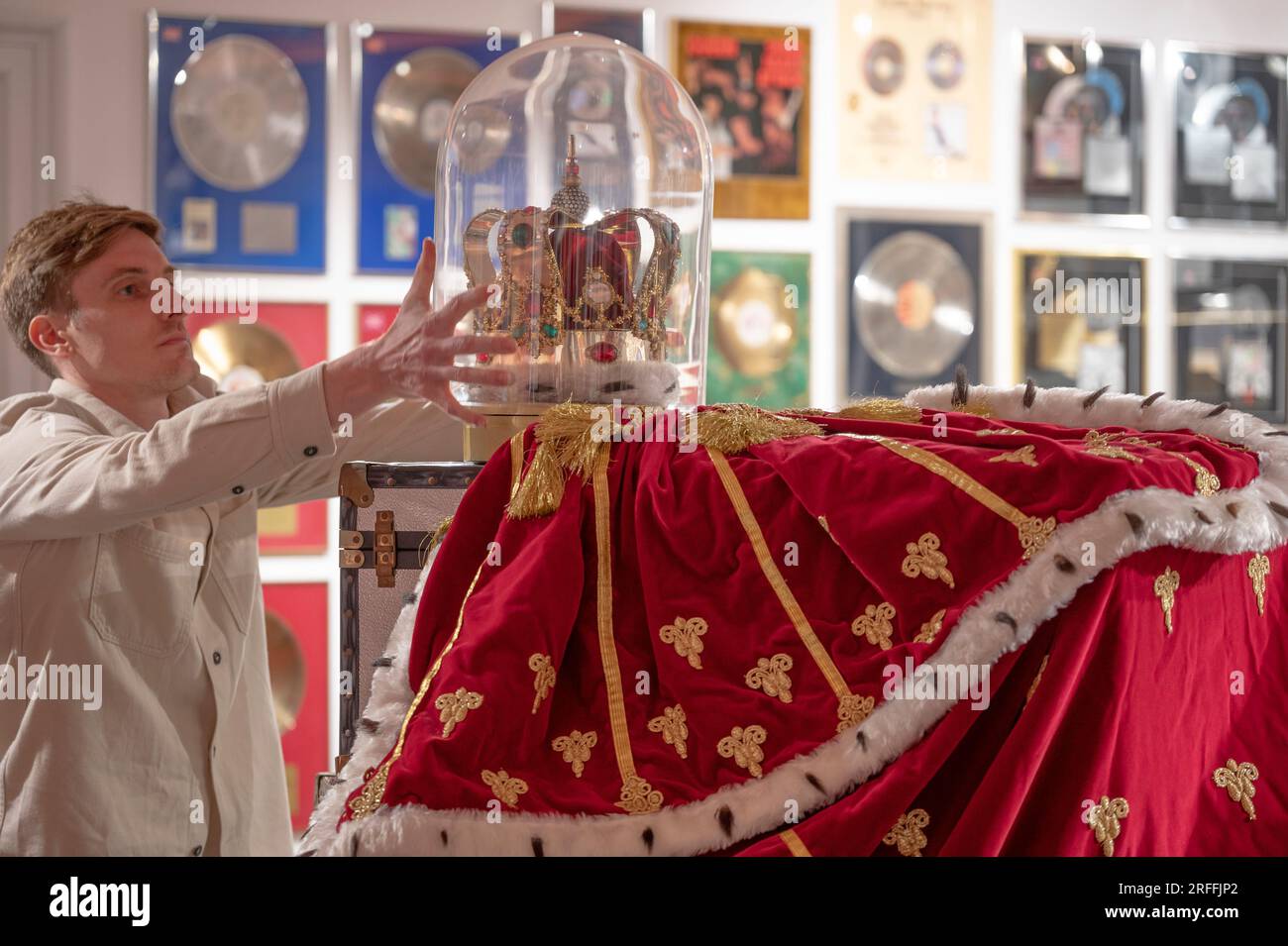 Sotheby's, Londres, Royaume-Uni. 3 août 2023. Une exposition du contenu de la maison londonienne de Freddie Mercury remplissant les galeries Sotheby's London Galleries, en vue du 4 août au 5 septembre avant six ventes aux enchères dédiées à Sotheby's, Londres, en septembre. Image : couronne de Freddie Mercury et son manteau d'accompagnement, en fausse fourrure, velours rouge et strass, fabriqués par son amie et costumière Diana Moseley, que l'on pense être vaguement modelé sur la couronne de couronnement du Royaume-Uni. Liés de manière indélébile à Mercury, ils ont été portés pour la version finale de « God Save the Queen » lors de sa dernière tournée avec Queen, « The Magic Tour », W. Banque D'Images