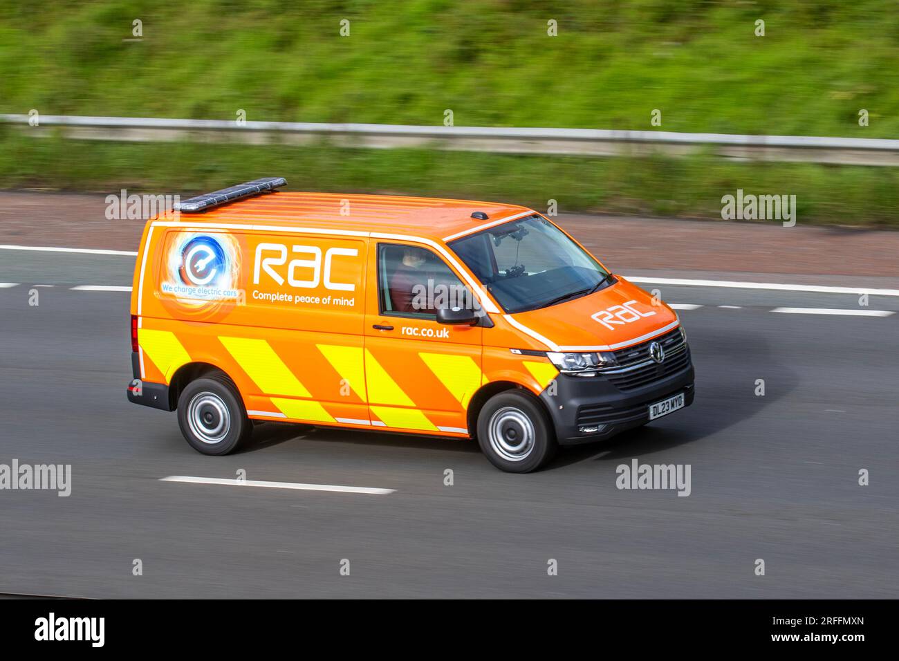 RAC British Automotive Services Company. assistance routière 24 heures sur 24. Nous chargeons les voitures électriques ; voyageant à grande vitesse sur l'autoroute M6 dans le Grand Manchester, Royaume-Uni Banque D'Images