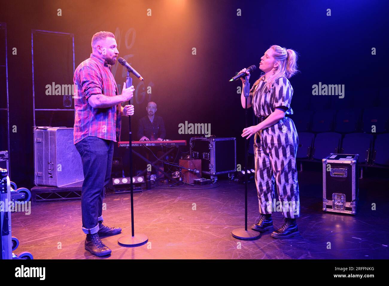 No Love Song, John McLarnon & Dawn Sievewright, traverse Thea Banque D'Images