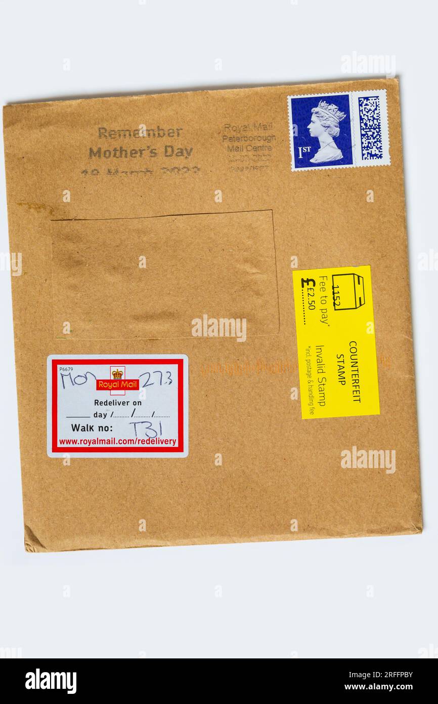 Royal Mail contrefait timbre Queen Elizabeth de 1e classe sur enveloppe en papier brun. Un timbre contrefait jaune est apposé sur une étiquette de timbre non valide. Banque D'Images