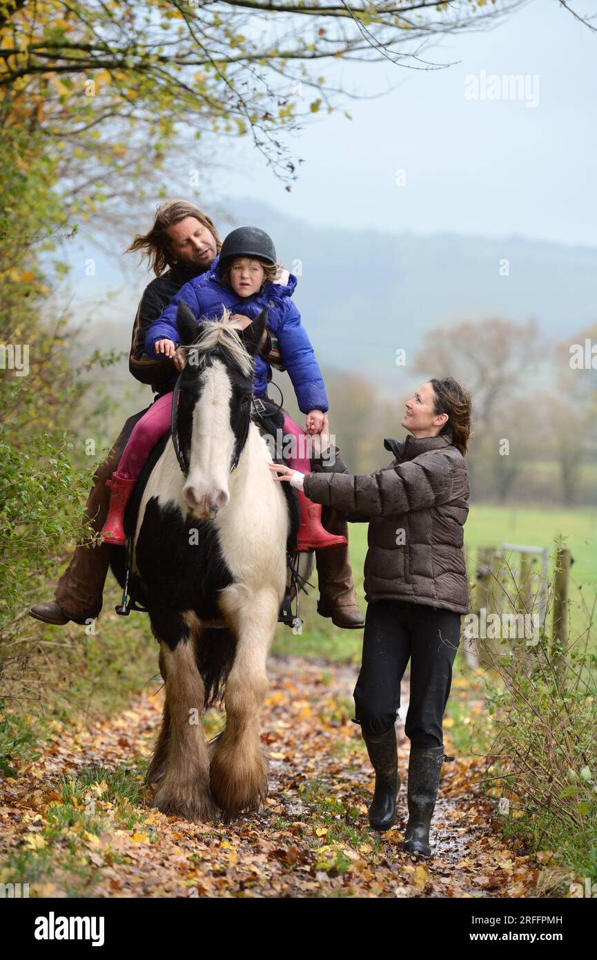 Rupert Isaacson, qui utilise des « thérapies hippiques » pour aider à traiter les enfants autistes. Photographié au Conquest Equestrian Centre près de Taunton où il enseigne Banque D'Images