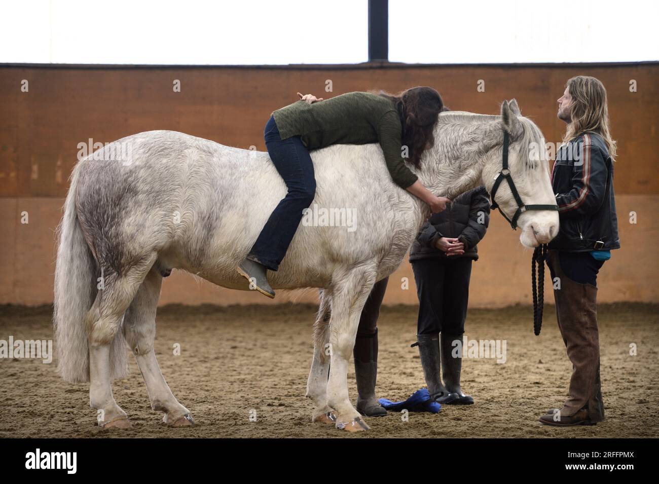 Rupert Isaacson, qui utilise des « thérapies hippiques » pour aider à traiter les enfants autistes. Photographié au Conquest Equestrian Centre près de Taunton où il enseigne Banque D'Images