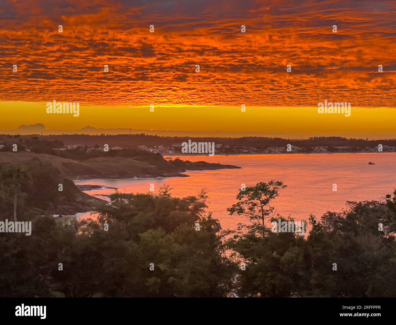 Magnifique silhouette de lever de soleil. La composition de la nature peut faire de l'art à partir d'un instantané Banque D'Images