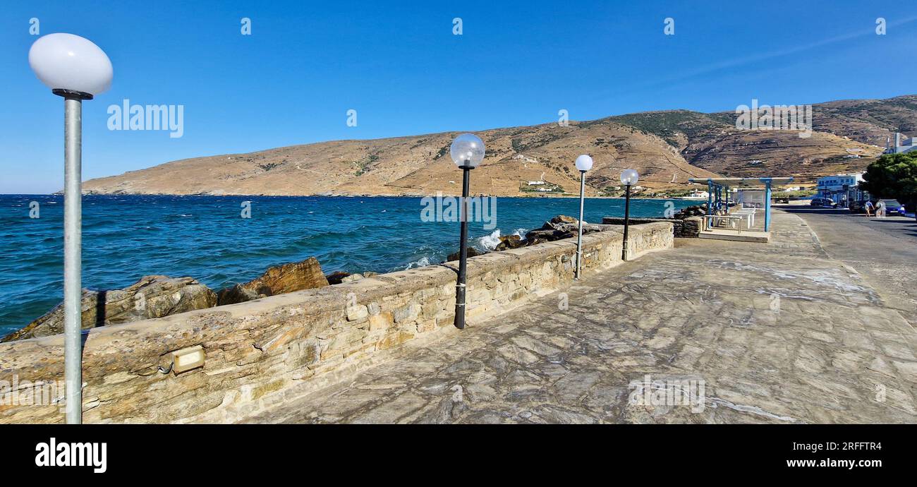 Promenade en bord de mer, baie de Korthi, île d'Andros, Grèce, Europe du Sud Banque D'Images