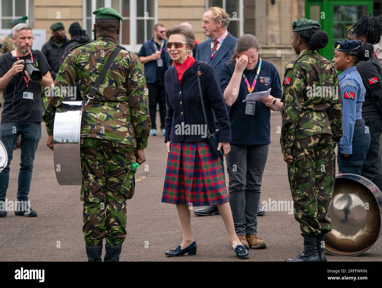 La Princesse Royal rencontre des artistes lors d'une répétition pour le Royal Edinburgh Military Tattoo de cette année à Redford Barracks à Édimbourg. Le spectacle de cette année, intitulé histoires, célèbre des formes illimitées d'expression à travers histoires et transporte le public dans un voyage d'idées, des premières histoires de feu de camp à la scène mondiale. Date de la photo : jeudi 3 août 2023. Banque D'Images