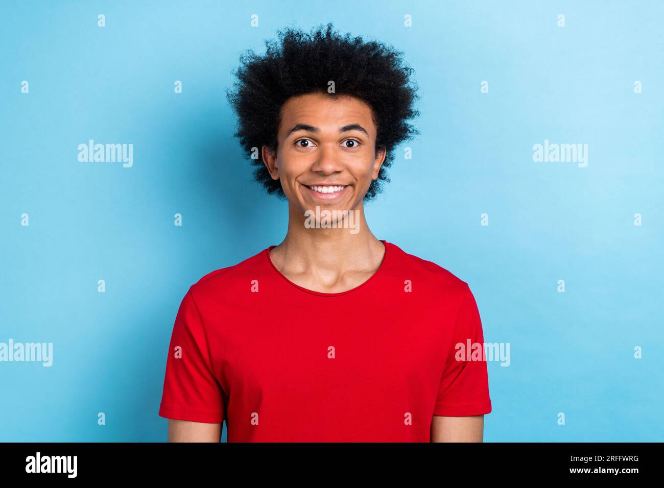 Portrait de drôle multinational jeune gars toothy Beaming souriant porter rouge décontracté t-shirt isolé fond de couleur pastel bleu Banque D'Images