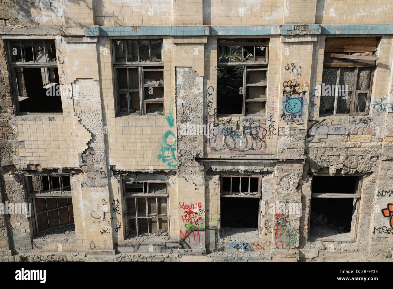 Façade d'un ancien bâtiment délabré avec fenêtres cassées Banque D'Images