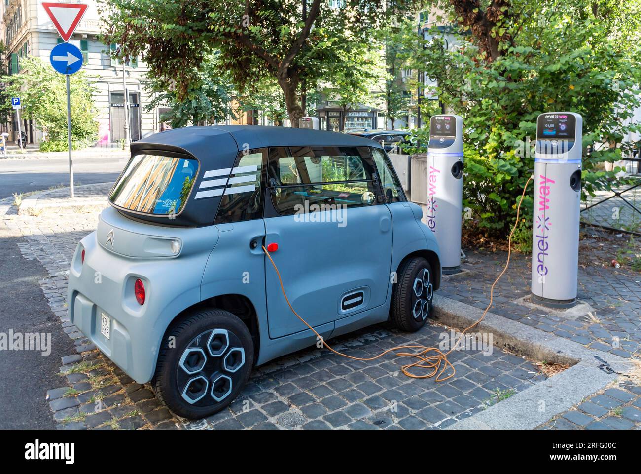 Rome, Latium, Italie, une voiture électrique se chargeant à la station de voiture à Rome. Enel X Way est une entreprise qui s’occupe de mobilité électrique. Banque D'Images