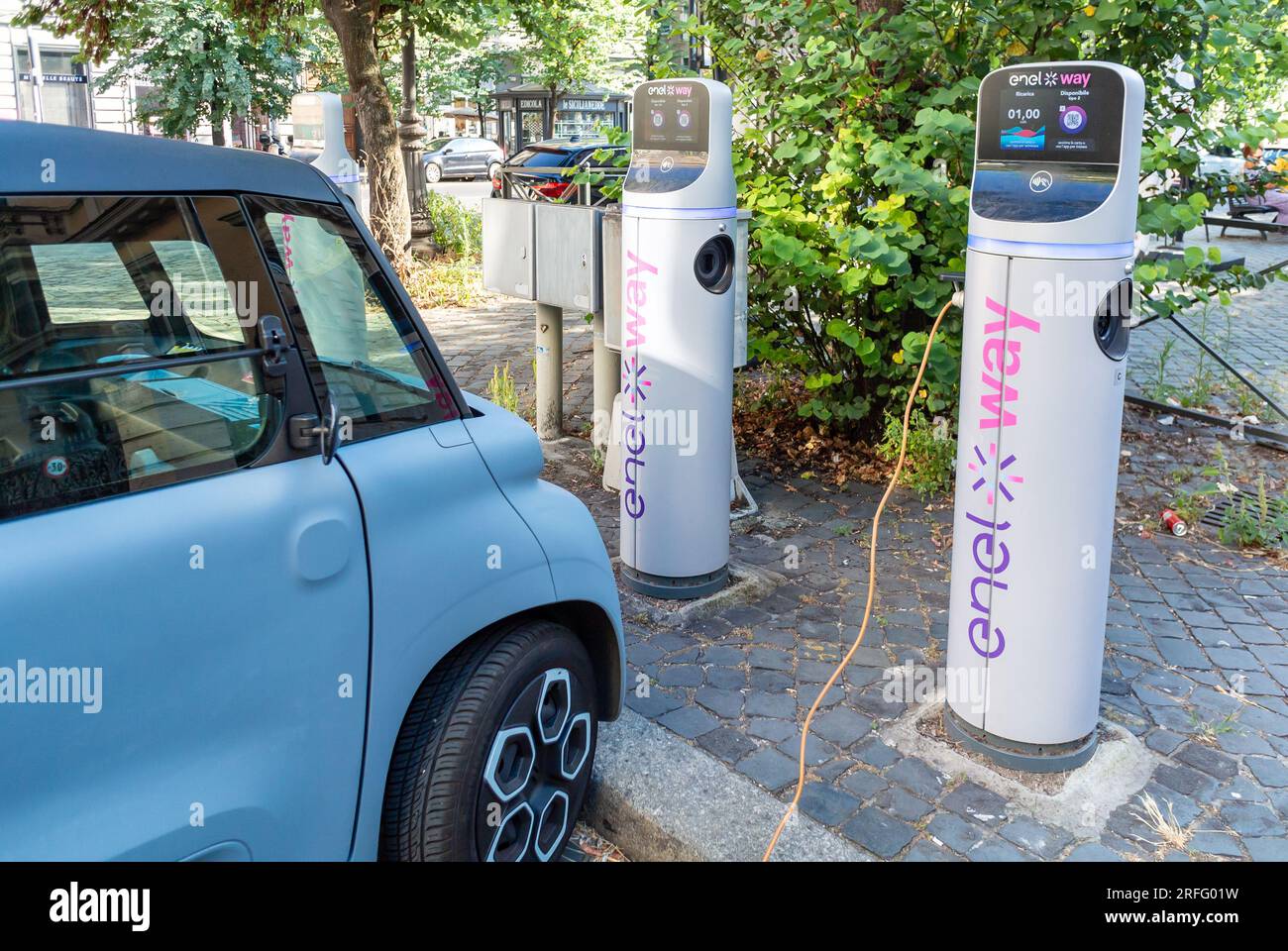 Rome, Latium, Italie, une voiture électrique se chargeant à la station de voiture à Rome. Enel X Way est une entreprise qui s’occupe de mobilité électrique. Banque D'Images