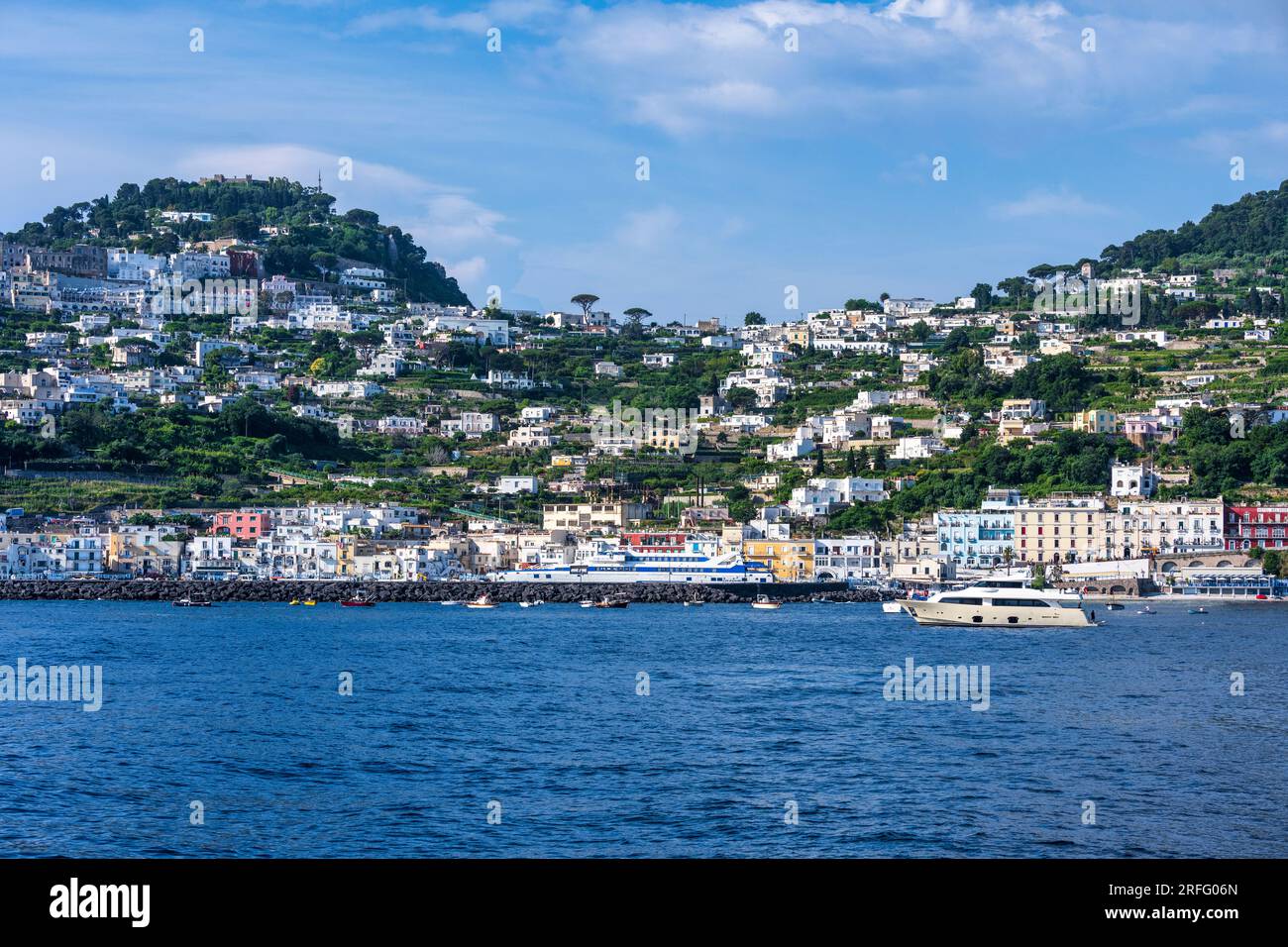 Approche du port de Marina Grande sur l'île de Capri dans le golfe de Naples au large de la péninsule de Sorrente dans la région Campanie du sud-ouest de l'Italie Banque D'Images