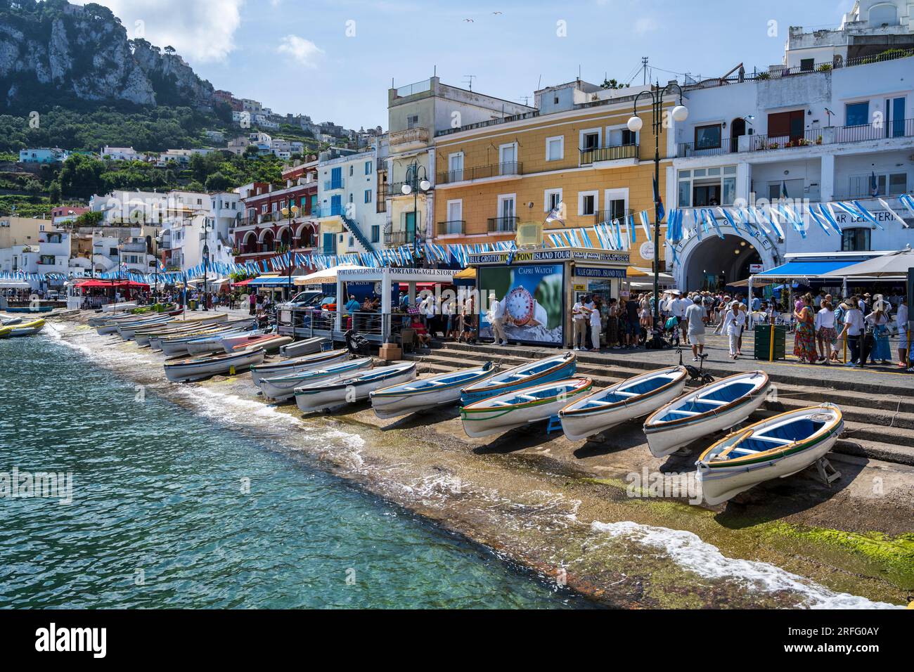 Marina Grande front de mer sur l'île de Capri dans le golfe de Naples au large de la péninsule de Sorrente dans la région Campanie de l'Italie Banque D'Images