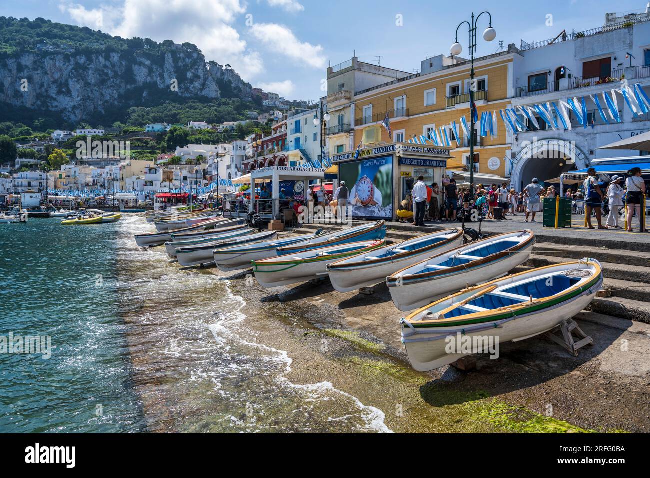 Marina Grande front de mer sur l'île de Capri dans le golfe de Naples au large de la péninsule de Sorrente dans la région Campanie de l'Italie Banque D'Images