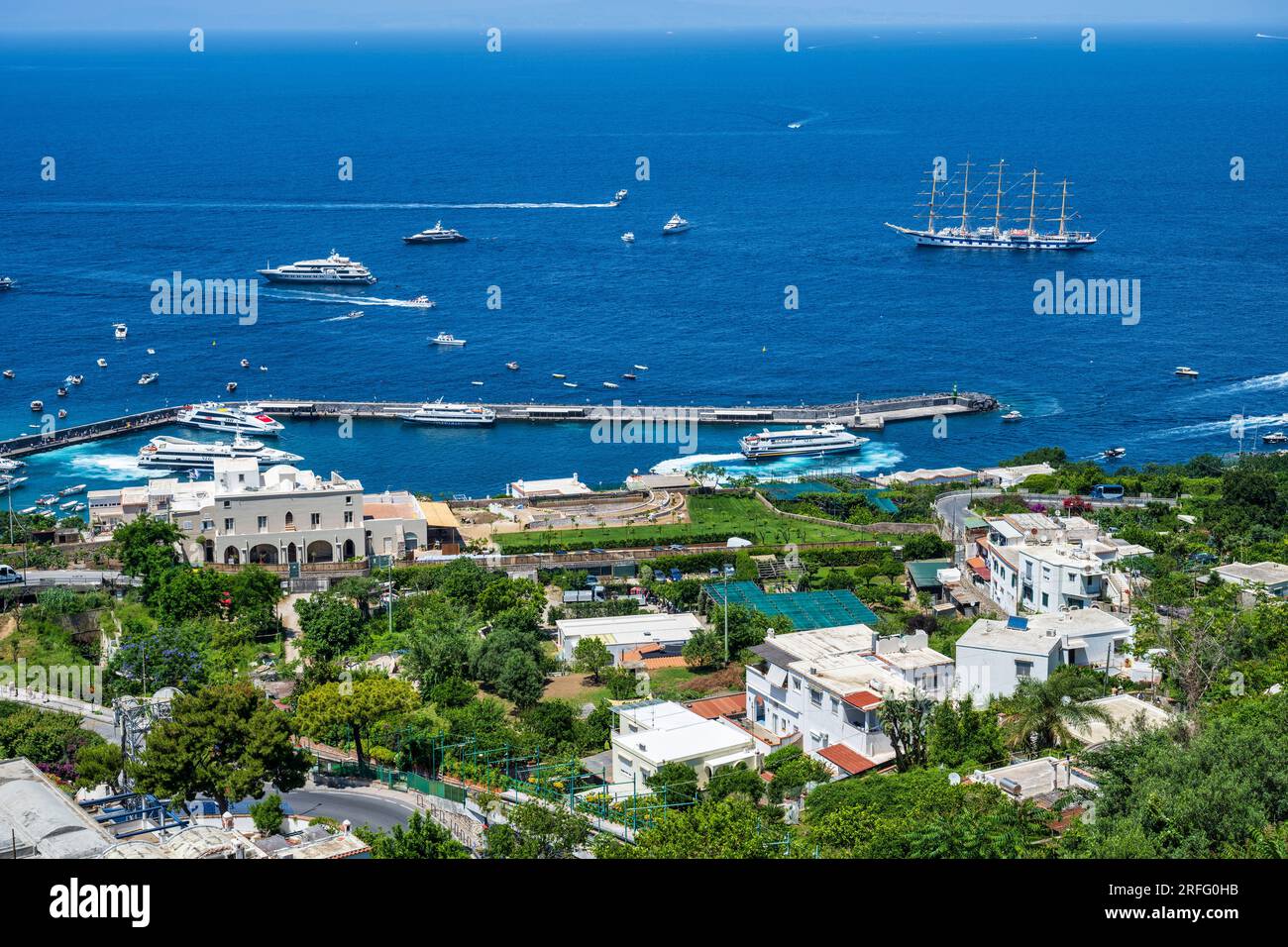 Vue depuis la station de montagne du funiculaire de Capri en regardant vers le bas sur Marina Grande sur l'île de Capri dans le golfe de Naples dans la région Campanie de l'Italie Banque D'Images
