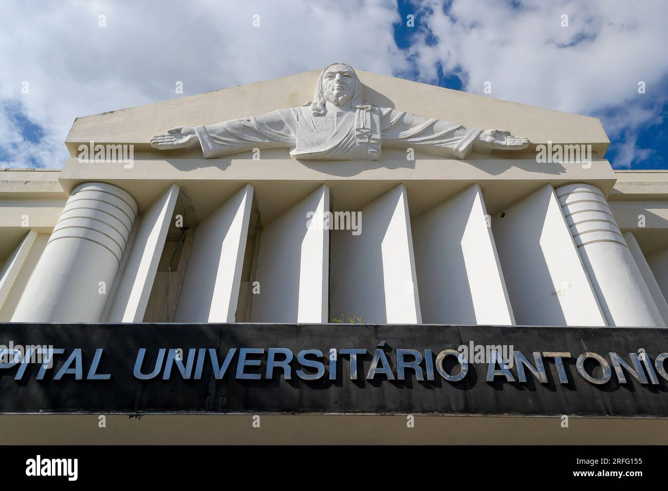 Niteroi, Brésil, façade de l'hôpital universitaire Antonio Pedro. Sculpture du Christ Rédempteur dans la capitale architecturale. Banque D'Images