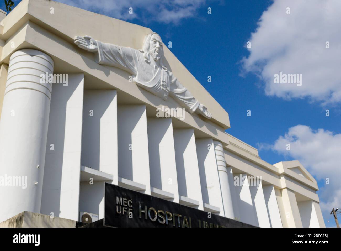 Niteroi, Brésil, façade de l'hôpital universitaire Antonio Pedro. Sculpture du Christ Rédempteur dans la capitale architecturale. Banque D'Images