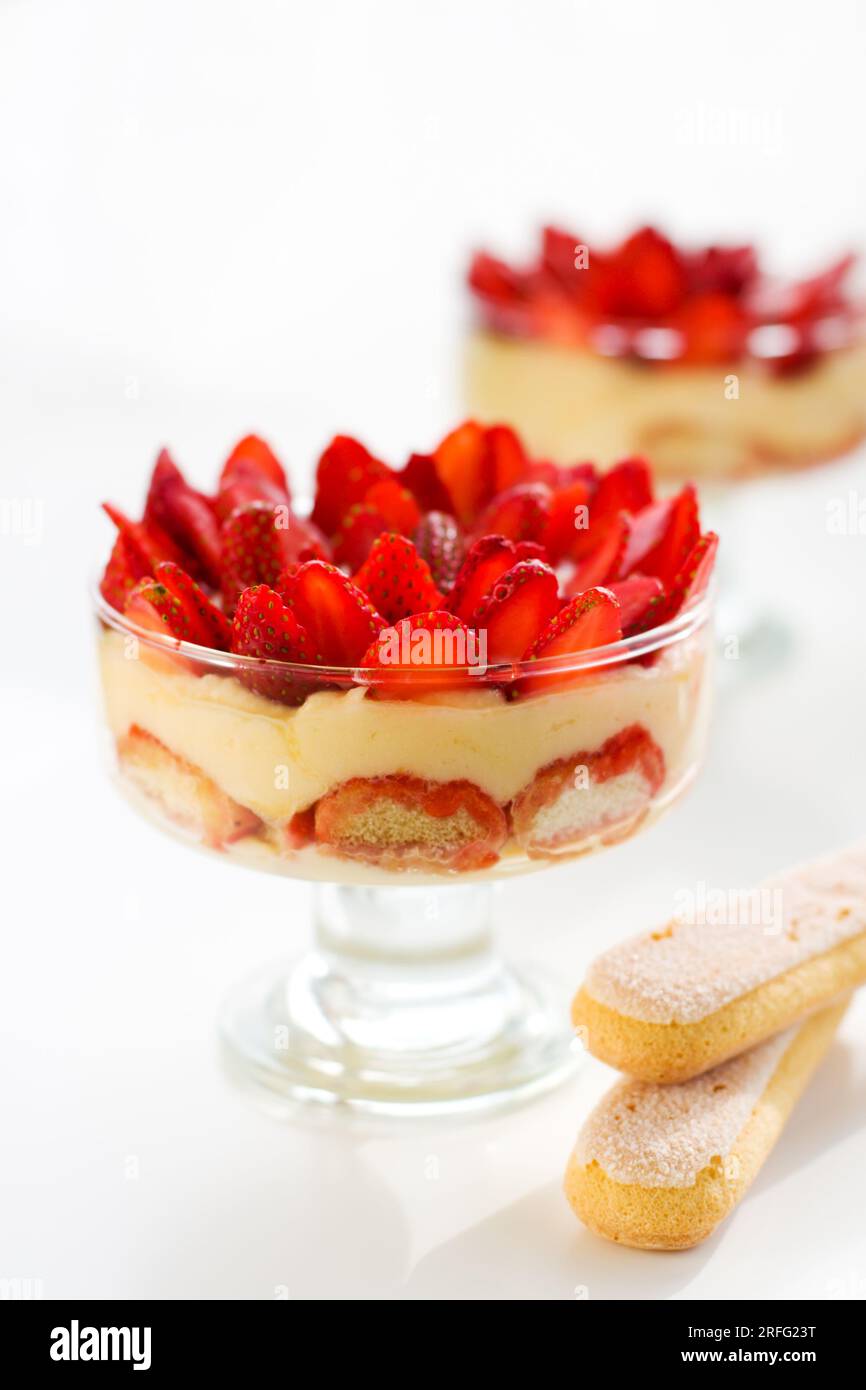 dessert tiramisu fraise dans un verre Banque D'Images
