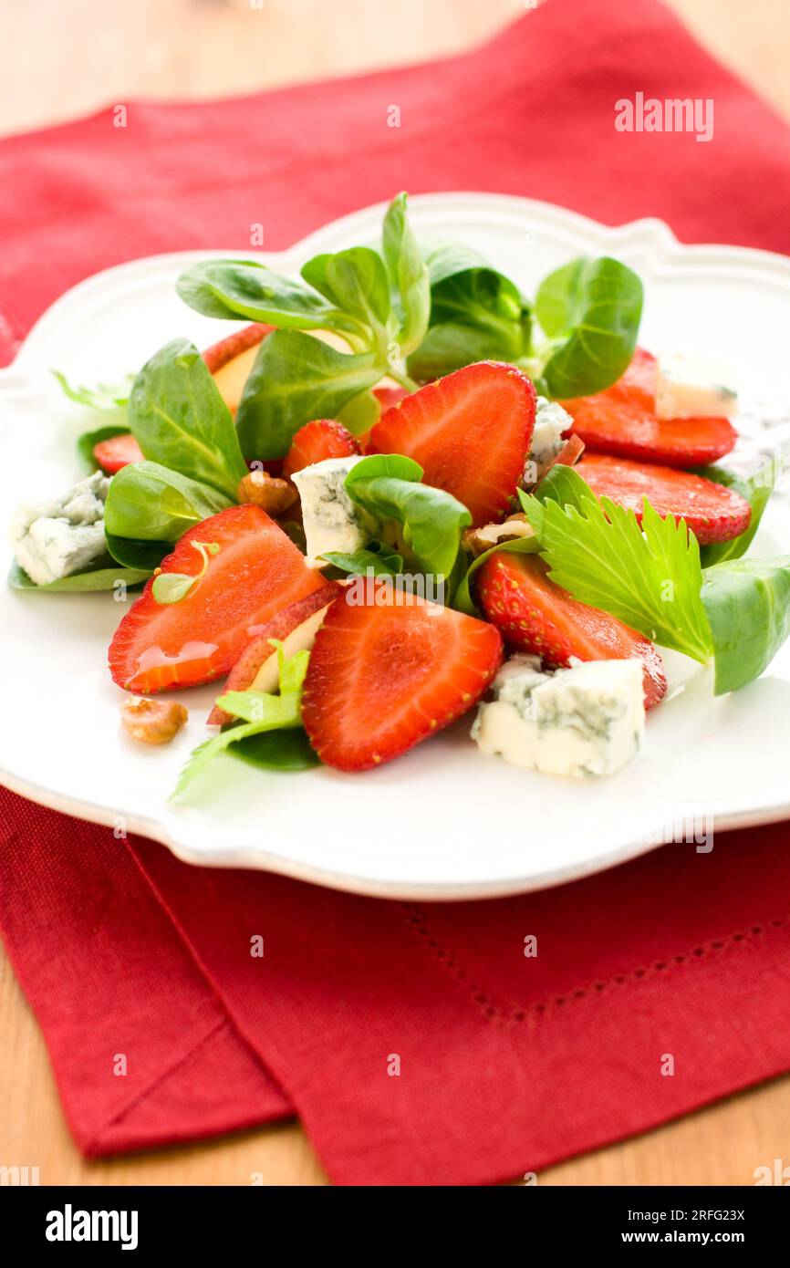 Salade avec fraises, gorgonzola, pomme et noix Banque D'Images