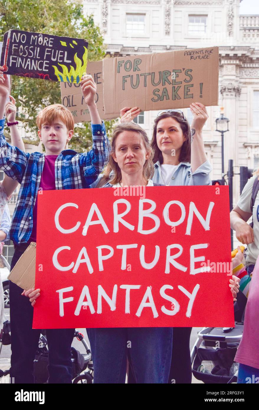 Londres, Royaume-Uni. 3 août 2023. Les manifestants climatiques se rassemblent devant Downing Street en réponse à la délivrance par le gouvernement britannique de 100 nouvelles licences pétrolières et gazières. Crédit : Vuk Valcic/Alamy Live News Banque D'Images