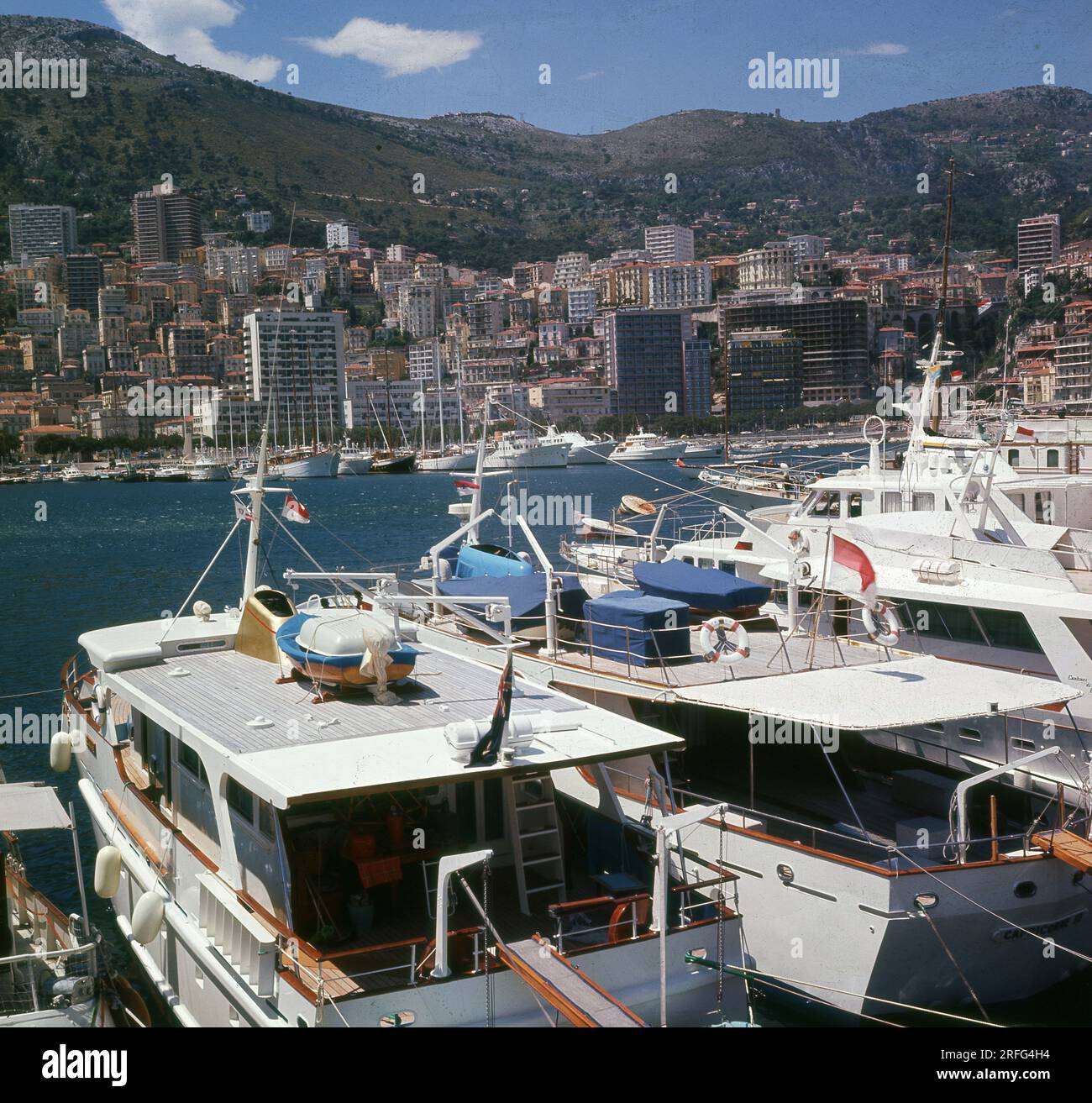 1964, historique, une vue de cette époque sur le port d'Hercules, Monte Carlo, Monaco. Banque D'Images