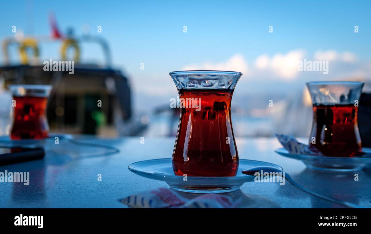 Thé turc dans des verres sur le fond de la mer et des montagnes, vue latérale. Banque D'Images