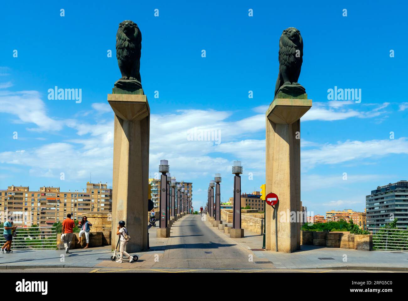 Vue de face des statues de lions au pont de pierre sur l'Èbre à Saragosse. Aragon, Espagne. Banque D'Images