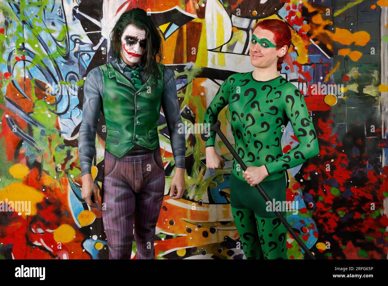 GEEK ART - Bodypainting and Transformaking : Joker rencontre Riddler photoshootimg avec Patrick Kiel dans le rôle de Joker et Paul Skupin dans celui de Riddler à l'atelier Düsterwald à Hamelin. - Un projet du photographe Tschiponnique Skupin et du bodypainter Enrico Lein Banque D'Images