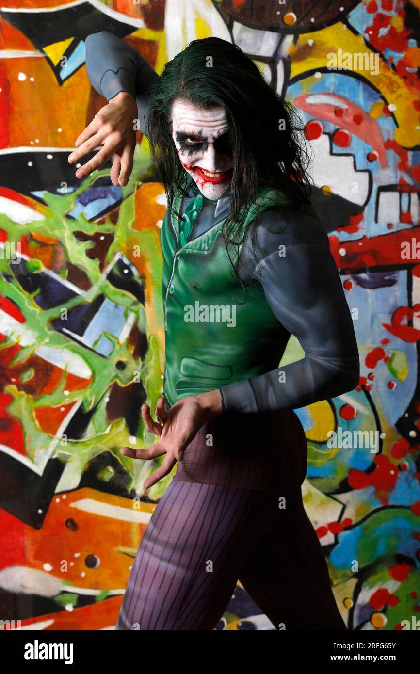 GEEK ART - Bodypainting et Transformaking : Joker rencontre Riddler photoshooting avec Patrick Kiel dans le rôle de Joker à l'atelier Düsterwald à Hamelin. - Un projet du photographe Tschiponnique Skupin et du bodypainter Enrico Lein Banque D'Images