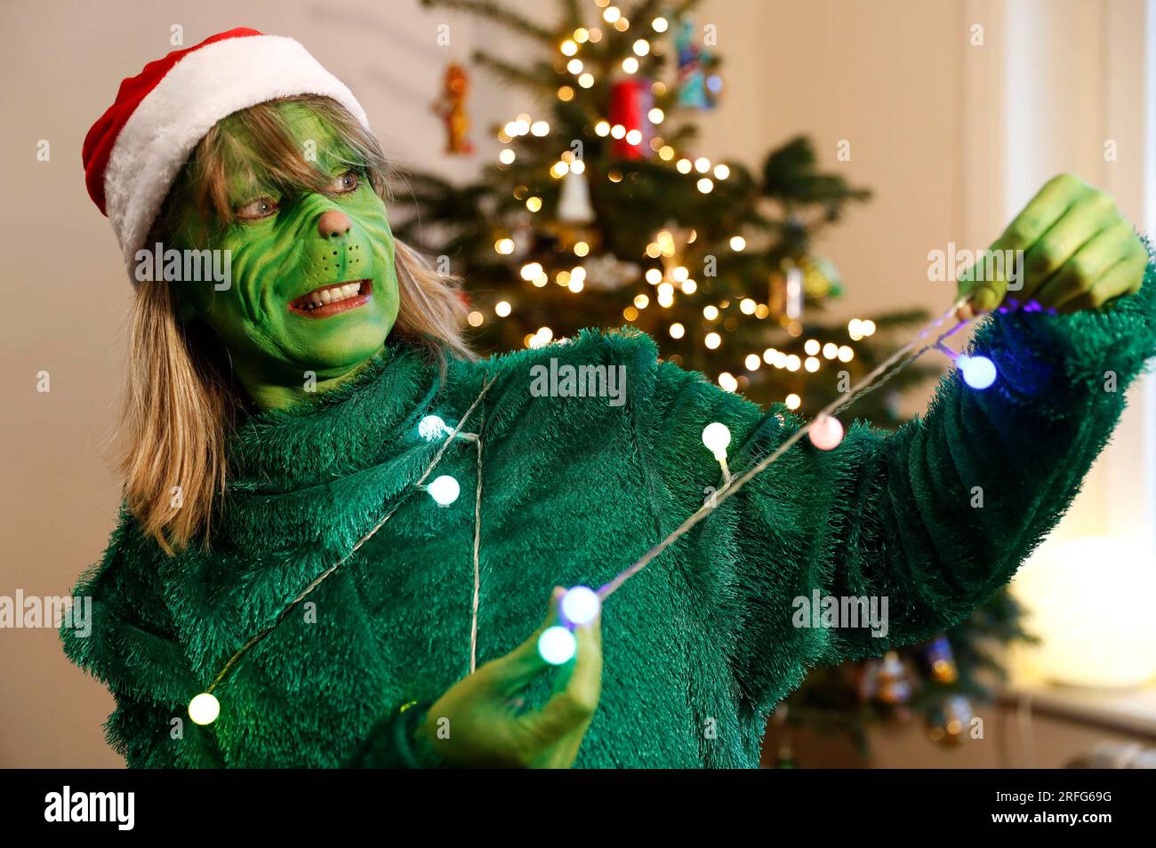 GEEK ART - Bodypainting et Transformaking : 'le Grinch vole Noël'  photoshooting avec Maria Skupin dans le rôle de Mme Grinch à la Villa  Czarnecki à Hamelin. - Un projet du photographe