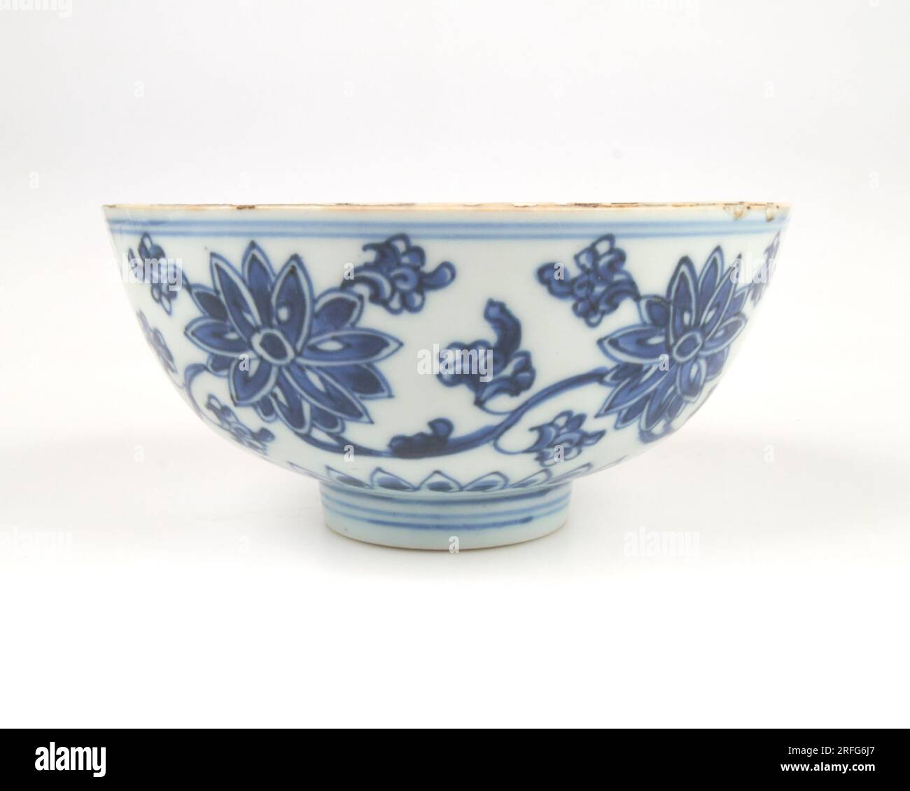Bol en porcelaine de lotus bleu chinois antique et blanc. d Banque D'Images