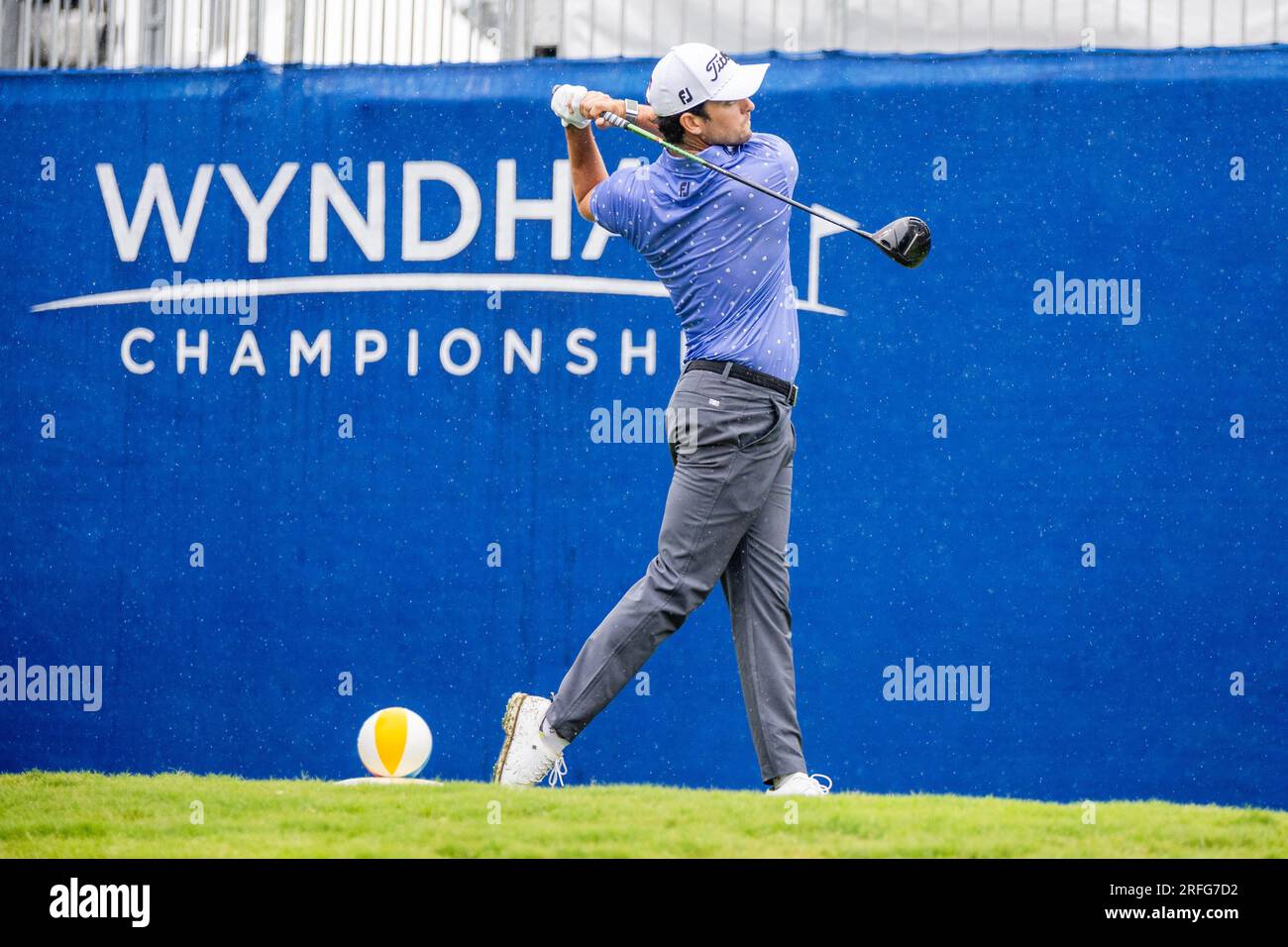 Le 3 août 2023 : Davis Riley joue sur dix lors de la première journée du championnat Wyndham 2023 au Sedgefield Country Club à Greensboro, Caroline du Nord. Scott Kinser/CSM Banque D'Images